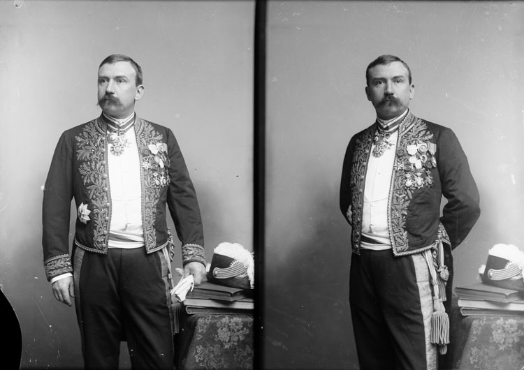 Louis Gustave Binger, capitaine d’Infanterie de Marine, explorateur et gouverneur général des colonies. En mi-corps, debout, pose de trois quarts et pose de face.