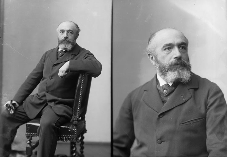Émile Renard, artiste peintre et graveur. En mi-corps assis sur une chaise, pose de face ; en buste, pose de trois quarts.