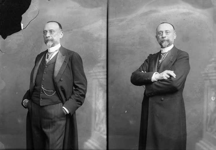 Marcel Dieulafoy, ingénieur des Ponts-et-Chaussées. En mi-corps posant devant une toile de fond représentant une base de pilier. Une pose de trois quarts, mains dans les poches ; une pose de face, les bras croisés.