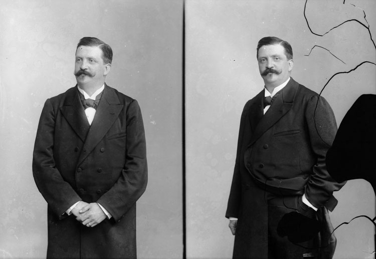 Docteur Marie Paul Toussaint Barthélémy, en mi-corps, une pose de trois quarts, les mains croisées devant lui ; une pose de face, une main dans la poche de son pantalon.