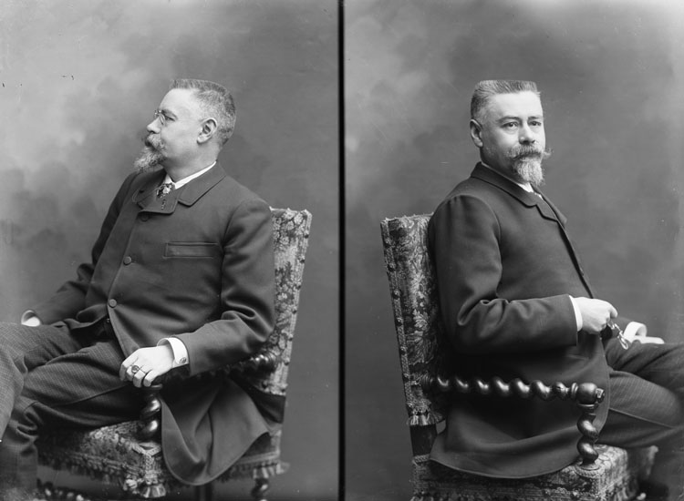 Charles-Benoist, journaliste, homme politique et diplomate. En buste, assis sur un fauteuil, pose de profil et de trois quarts.