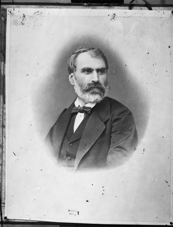 Eugène Pelletan, écrivain, journaliste et homme politique. En portrait, pose de trois quarts.