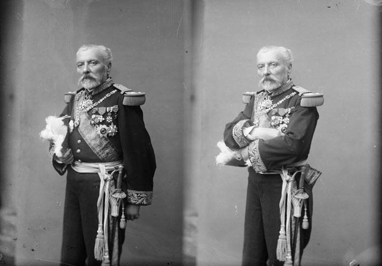 Hyacinthe Théophile Aube, vice-amiral et ministre de la Marine. En tenue militaire, mi-corps, debout, pose de trois quarts. Une pose avec le bras le long du corps ; une pose les bras croisés.