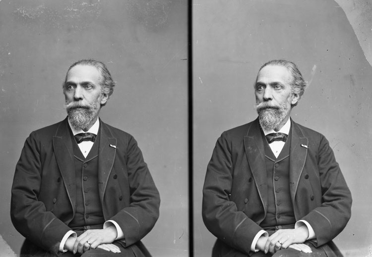 Docteur Antoine Cros, en buste, pose de trois quarts, mains croisées.