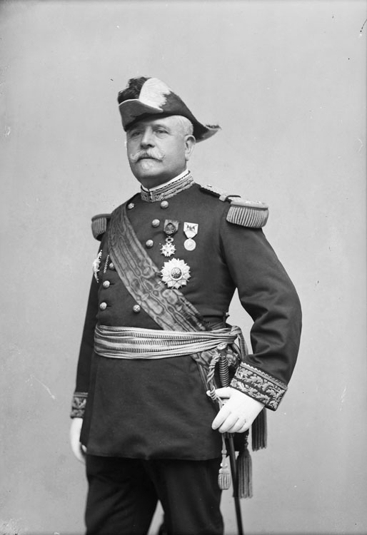 Pierre Léon Maurand, général de division en grande tenue, portant la médaille commémorative de l'expédition du Mexique et de la Légion d'Honneur. En mi-corps, debout, pose de trois quarts, une main posée sur son épée.