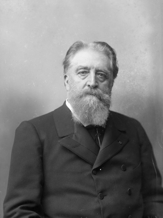 Eugène Poubelle, diplomate et haut fonctionnaire. En buste, pose de face.