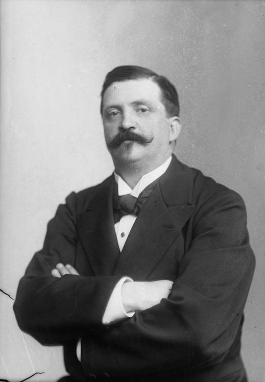 Docteur Marie Paul Toussaint Barthélémy, en buste, pose de face les bras croisés.