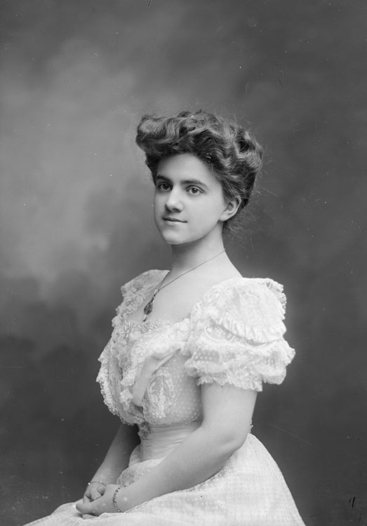 Béatrix Dussane, actrice. En buste, pose de trois quarts.