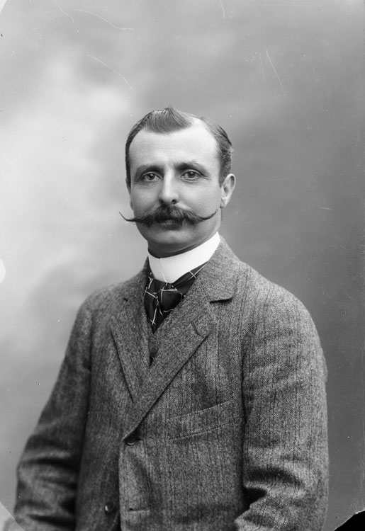 Louis Blériot, ingénieur et aviateur, pilote pionnier de l'aviation française. En buste, pose de face.