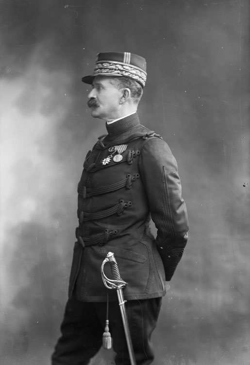 Jacques Marie Armand de Mas Latrie, en uniforme militaire de général de division en petite tenue de la Troisième République. En mi-corps, pose de profil, képi sur la tête et mains derrière le dos.