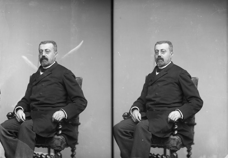 Alphonse Aulard, professeur à la Sorbonne et historien. En mi-corps, pose de face, assis sur un fauteuil.
