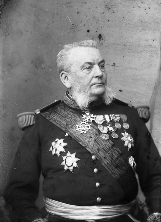 Armand Besnard, vice-amiral et ministre de la Marine de 1895 à 1898, portant l'uniforme militaire. En buste, pose de trois quarts.
