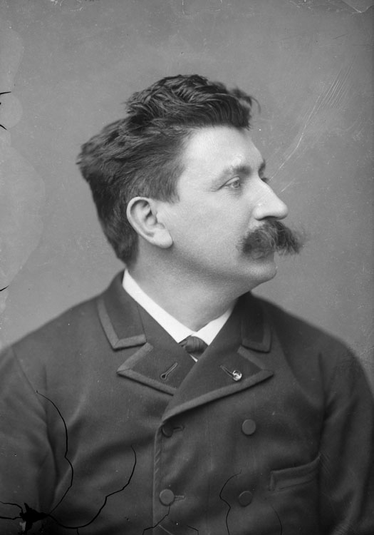 Jules Delsart, violoncelliste et violiste. En portrait, pose de trois quarts.