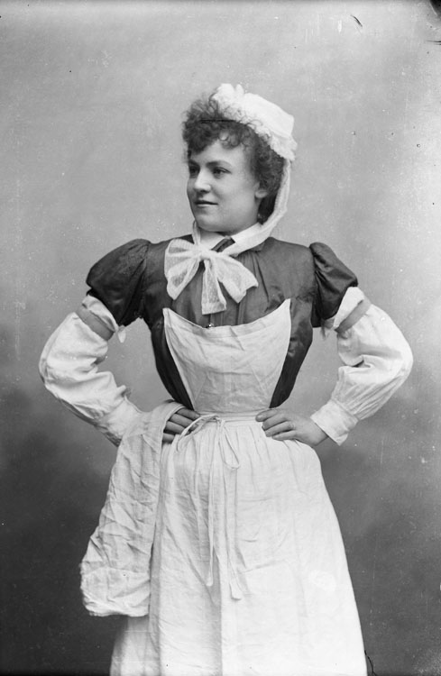 Willy, actrice en costume de scène de soubrette. En mi-corps, debout, pose de trois quarts.