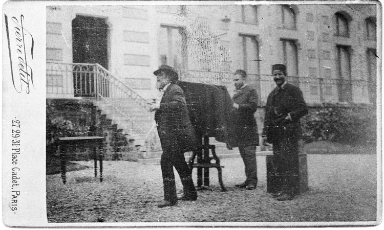 Le photographe Pierre Petit photographiant au Collège Stanislas à Paris, en 1897, accompagné de ses assistants.