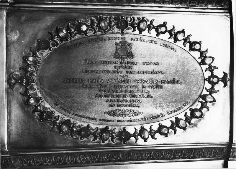 statue : Vierge de l'Assomption, détail du cartouche au dos du piedestal (date et marque d'auteur) - © Ministère de la Culture (France), Médiathèque du patrimoine et de la photographie (objets mobiliers), tous droits réservés