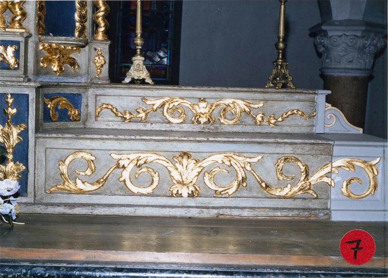 ensemble : maître-autel (autel, tabernacle) détail des gradins - © Ministère de la Culture (France), Médiathèque du patrimoine et de la photographie (objets mobiliers), tous droits réservés