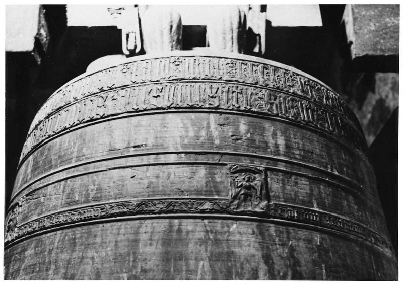 cloche, détail de l' inscription en partie supérieure