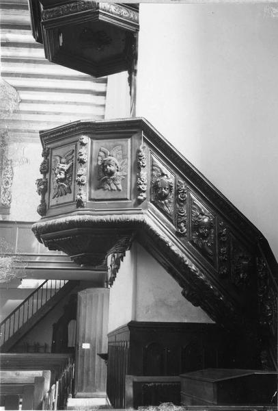 chaire à prêcher, détail de la rampe d'escalier avec bas-relief - © Ministère de la Culture (France), Médiathèque du patrimoine et de la photographie (objets mobiliers), tous droits réservés