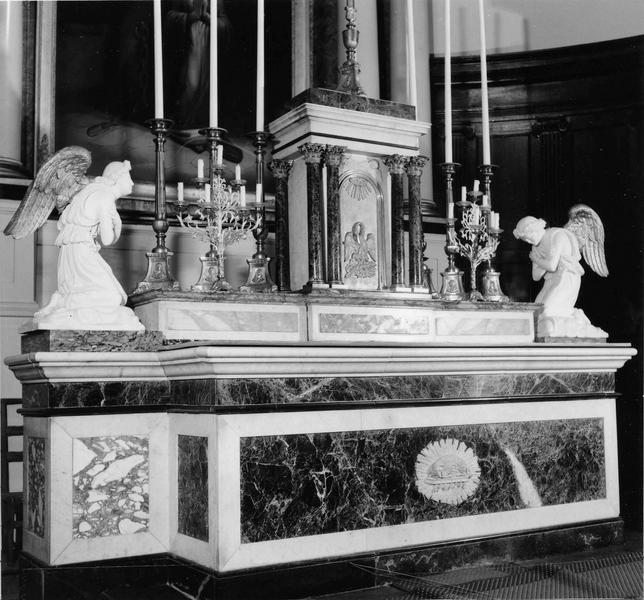 autel avec tabernacle, chandelier et deux statues : anges adorateurs - © Ministère de la Culture (France), Médiathèque du patrimoine et de la photographie (objets mobiliers), tous droits réservés