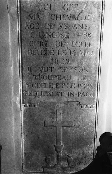 dalle funéraire du curé Chevrelot