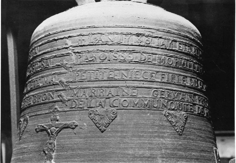 cloche, détail des inscriptions sur la partie supérieure