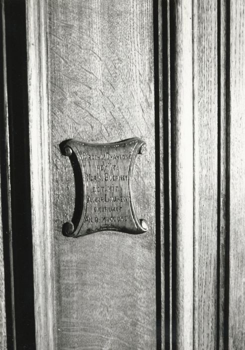 lambris de demi-revêtement, détail de l’inscription