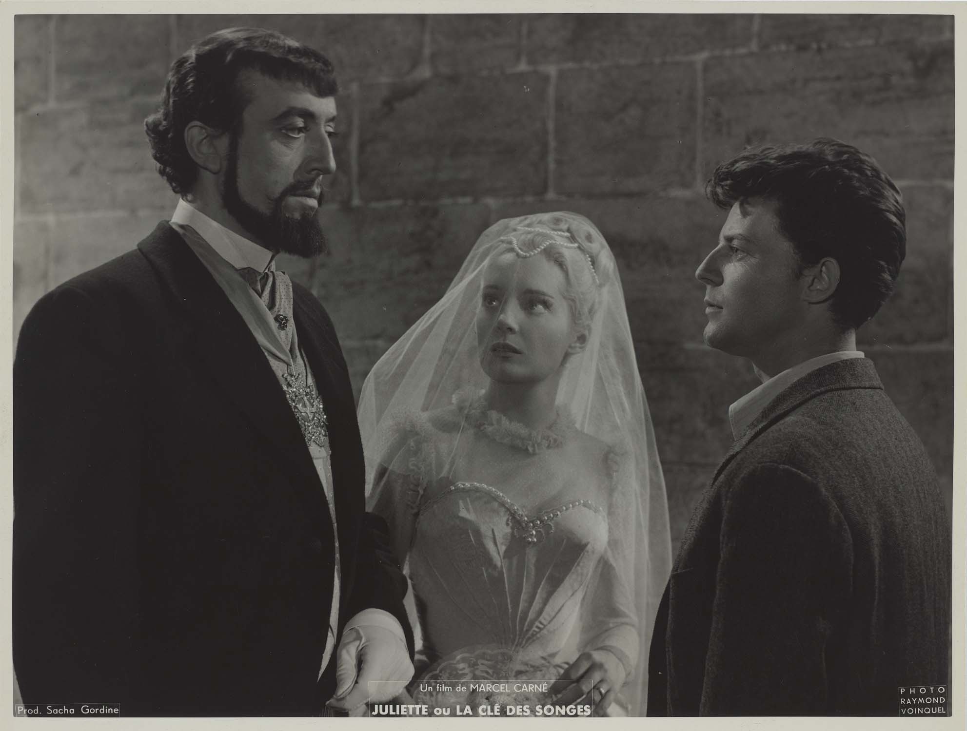Jean-Roger Caussimon et Suzanne Cloutier en habits de mariés face à Gérard Philipe