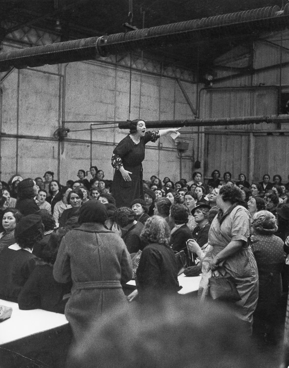 Rose Zehner, déléguée syndicale, pendant une grève chez Citroën, Javel, Paris, 1938