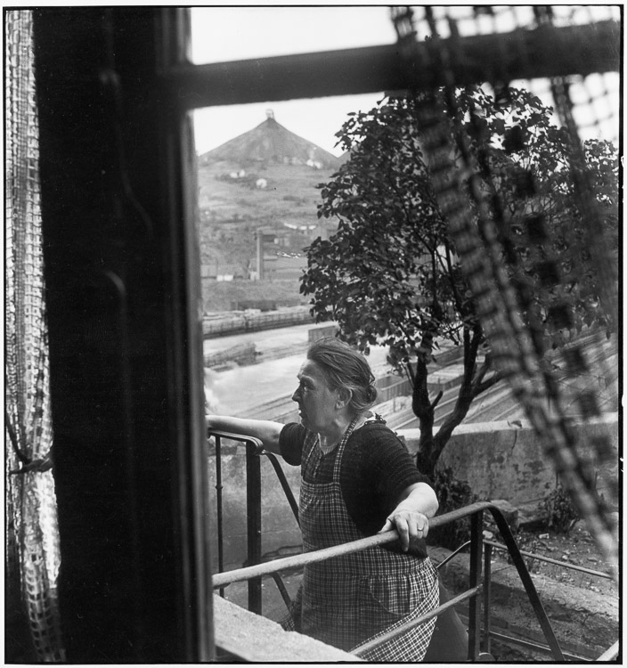Femme de mineur, Saint-Etienne (Loire), 1948 ; [Terril]