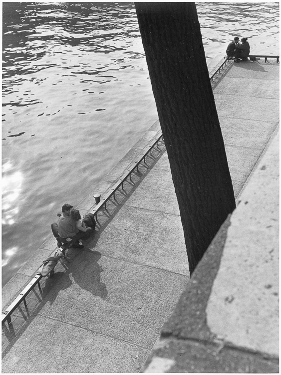 Les amoureux du quai des Tuileries, Paris, 1953