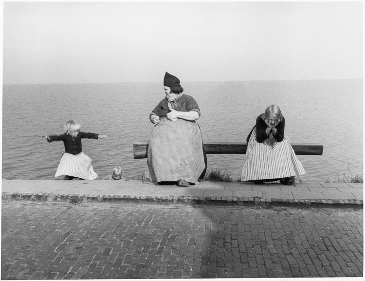Sur la digue à Volendam (Pays-Bas), 1954