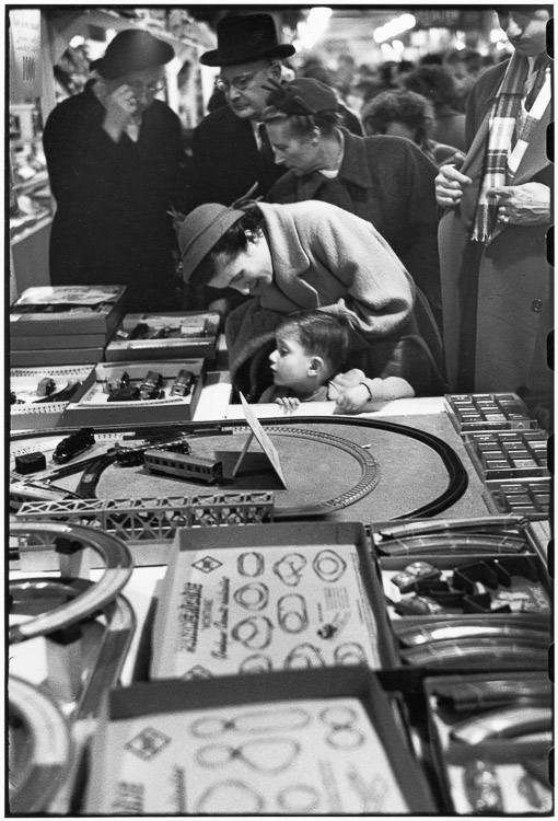 Semaine de Noël, dans un grand magasin, Paris, 1954