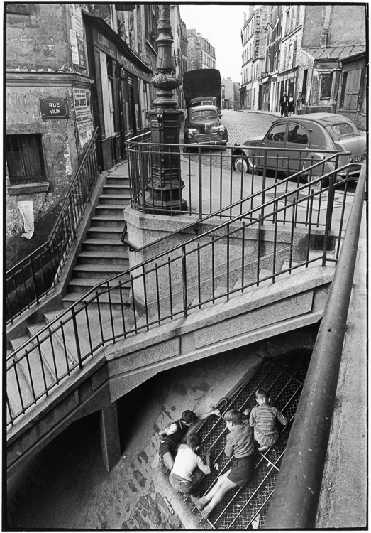 Gamins de Belleville, sous l’escalier de la rue Vilin, Paris, 1959