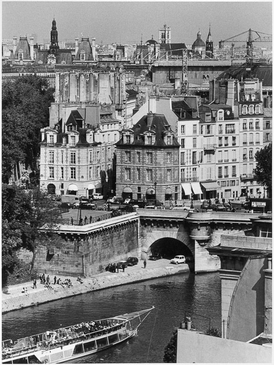 La place du Pont-Neuf vue depuis la coupole de l’Institut de France, Paris, 1968