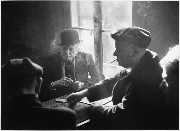 Le bistrot de la rue des Cascades, Paris, 1948 ; [Café ; Partie de cartes]