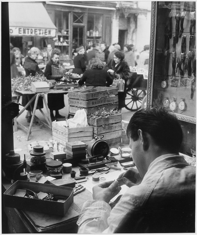 Chez un horloger, rue d’Aligre, Paris, 1952