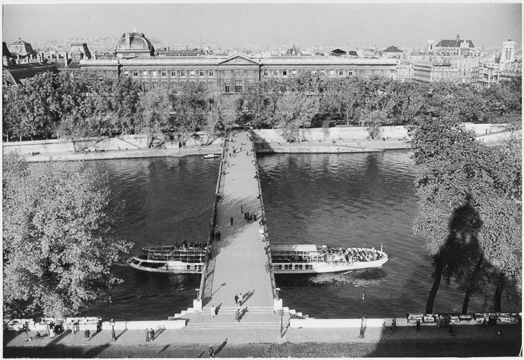 Le pont des Arts vu depuis la coupole de l’Institut de France, Paris, 1956