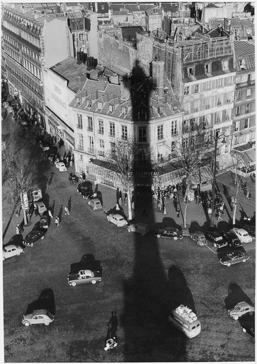 L'ombre de la colonne de Juillet, place de la Bastille, Paris, 1957