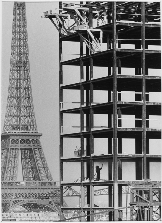 Constructions neuves, la maison de l'ORTF depuis un immeuble de la rue Jean-de-La-Fontaine, Paris, 1959