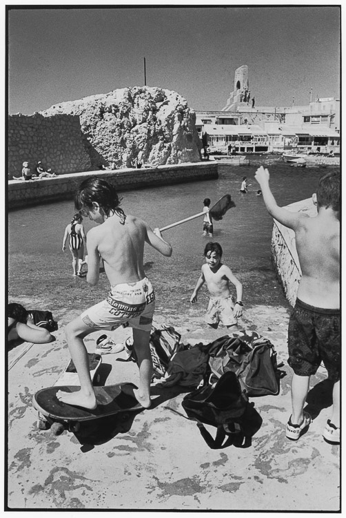 Vallon des Auffes, Marseille (Bouches-du-Rhône), 1994 ; [Jeunes à la plage]