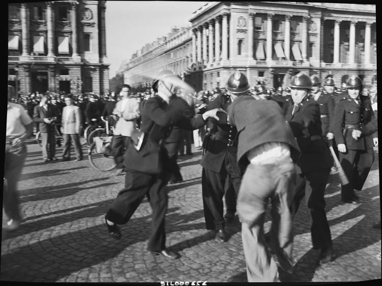 Policiers frappant un homme lors d'une manifestation