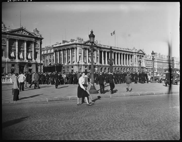 Manifestation place de la Concorde encadrée par des policiers