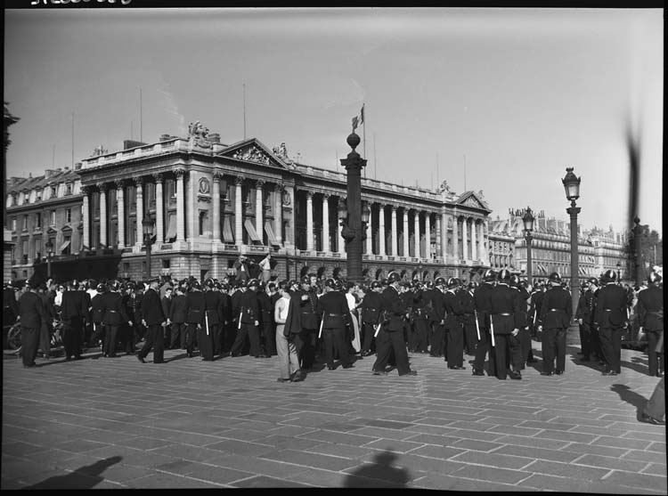 Manifestation place de la Concorde encadrée par des policiers