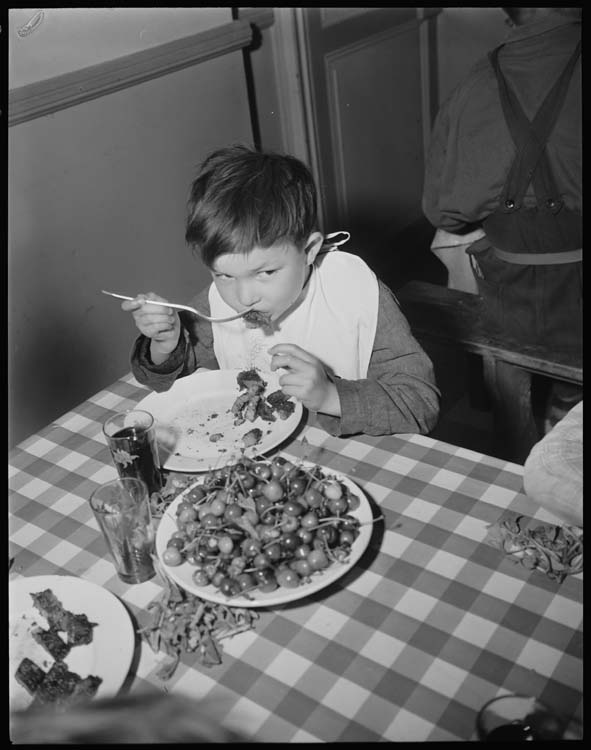 Pension pour enfants : Enfant mangeant à la cantine