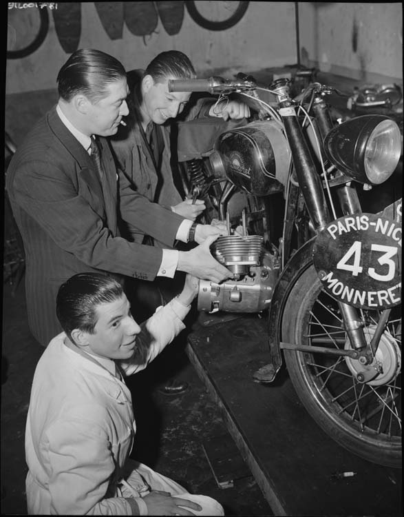 Georges Monneret et ses deux fils Pierre et Jean réparant une moto