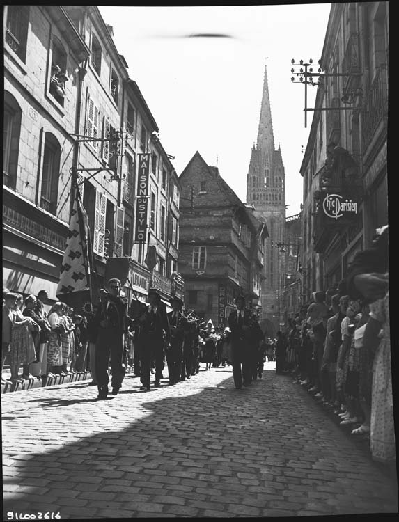 Fête bretonne à Quimper : Défilé de musiciens bretons rue Kéréon