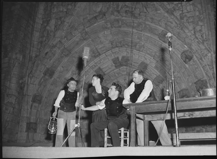 Fête bretonne à Quimper : Comédiens jouant une scène de théâtre devant l'entrée de la cathédrale Saint-Corentin