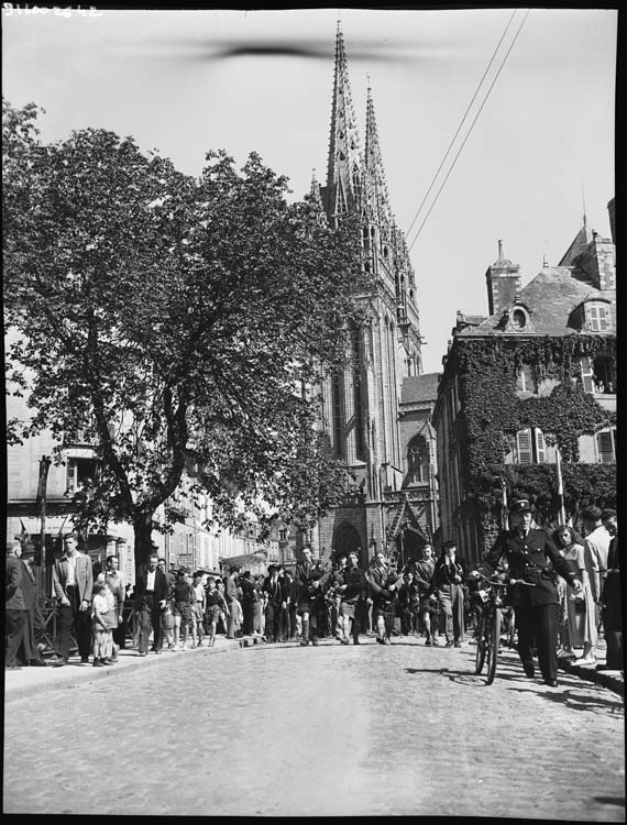 Fête bretonne à Quimper : Défilé de Bretons en costumes traditionnels rue Kéréon