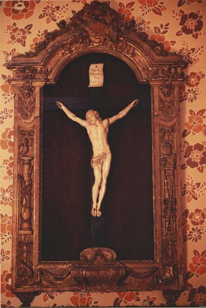crucifix en ivoire et son cadre en bois sculpté